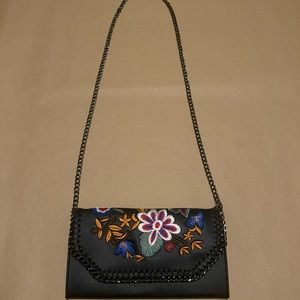 Cute black flowery cross body ✨